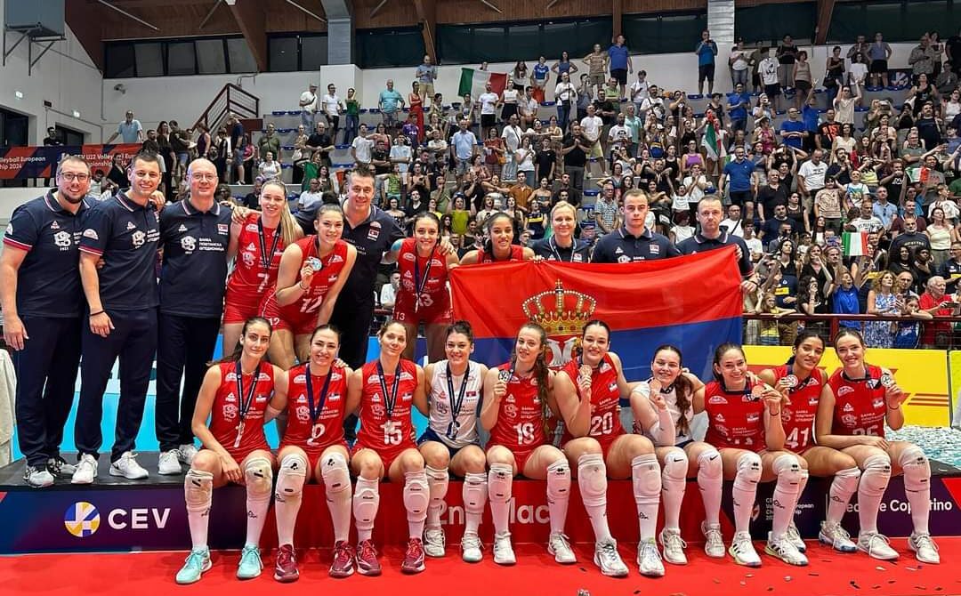 Mladje seniorke na postolju